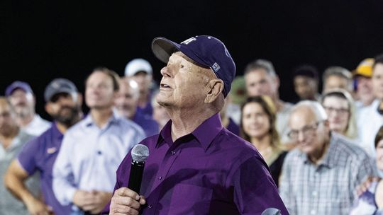 Family, former players join Delahoussaye at stadium renaming ceremony