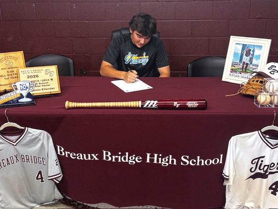 Ellender signs with Nunez Community College BB team