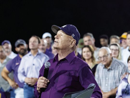 Family, former players join Delahoussaye at stadium renaming ceremony