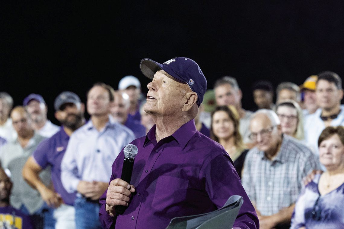 Family, former players join Delahoussaye at stadium renaming ceremony